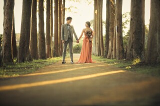 木漏れ日の森の中でドレス撮影