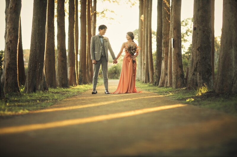 木漏れ日の森の中でドレス撮影