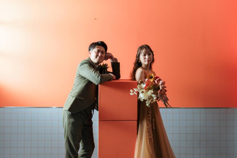 オレンジ背景で撮影