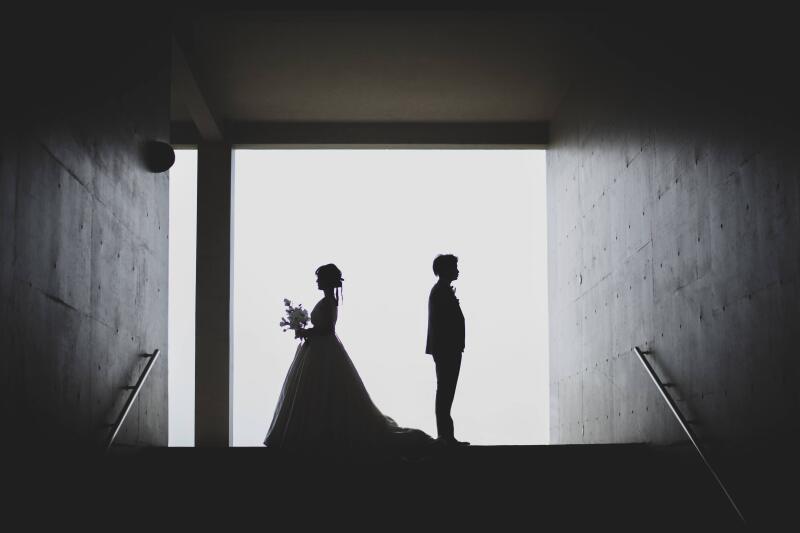 シルエット×ウェディングドレス×美術館