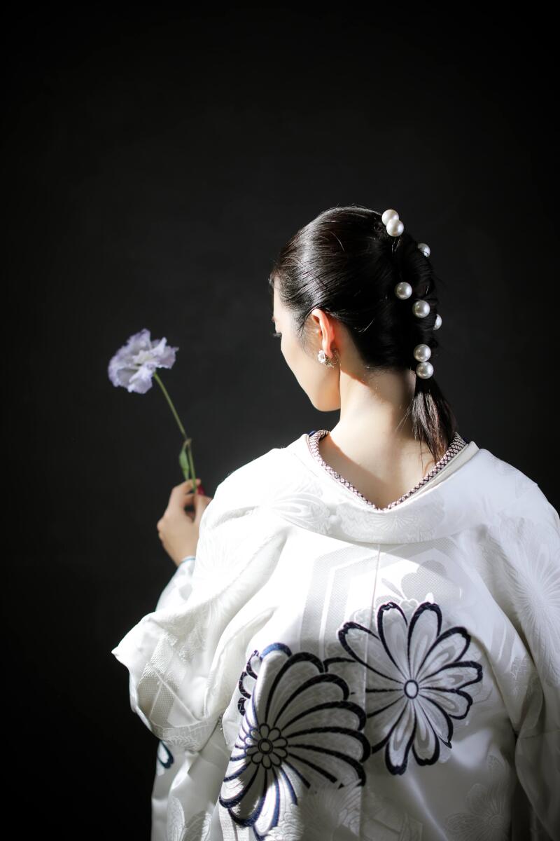 ヘアスタイルは個性的シンプルに