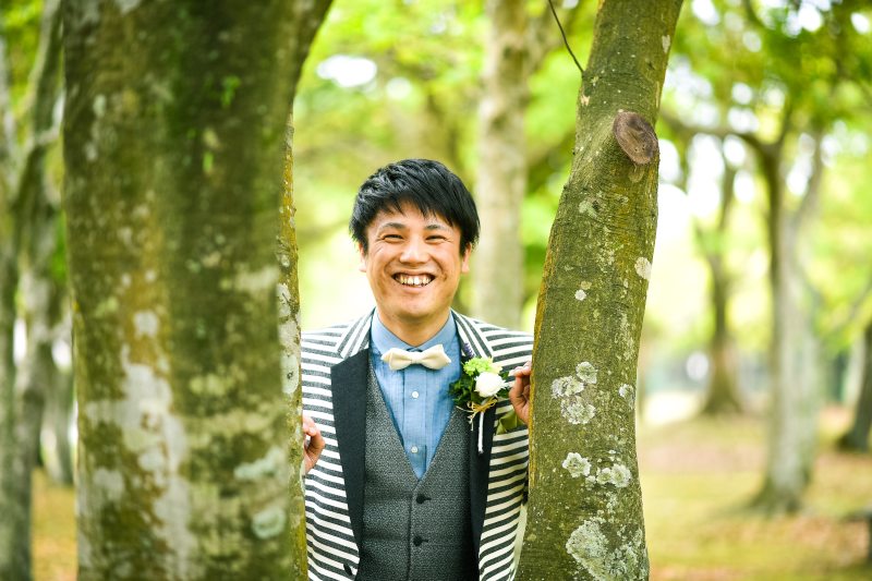 木の間から新郎さん、ひょっこりはん♡