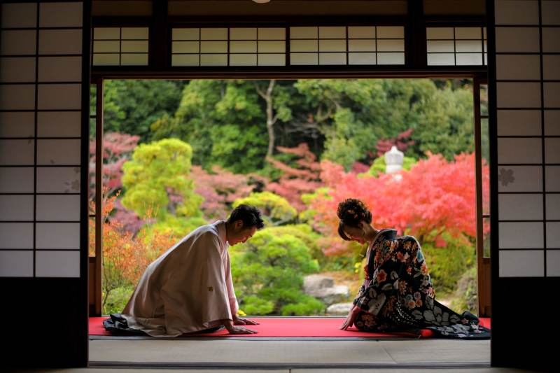 紅葉をバックに撮影