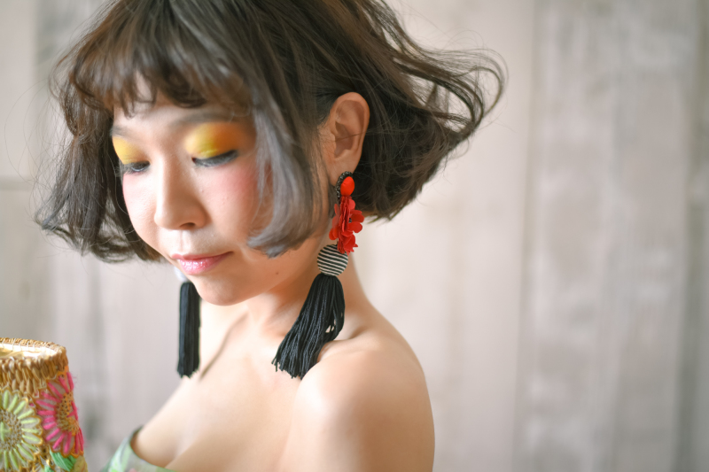 カラーメイクにボリュームイヤリング☆