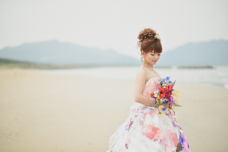 白地ドレス×カラフルブーケ