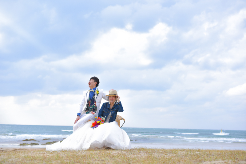 小物を加えてドレスをカジュアルダウン