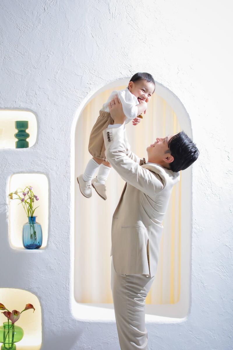 パパは高い高いポーズで