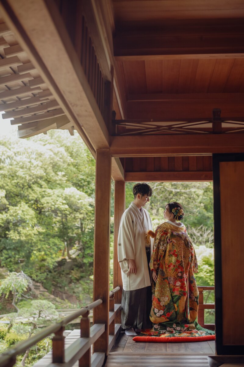 色打掛が映える庭園で