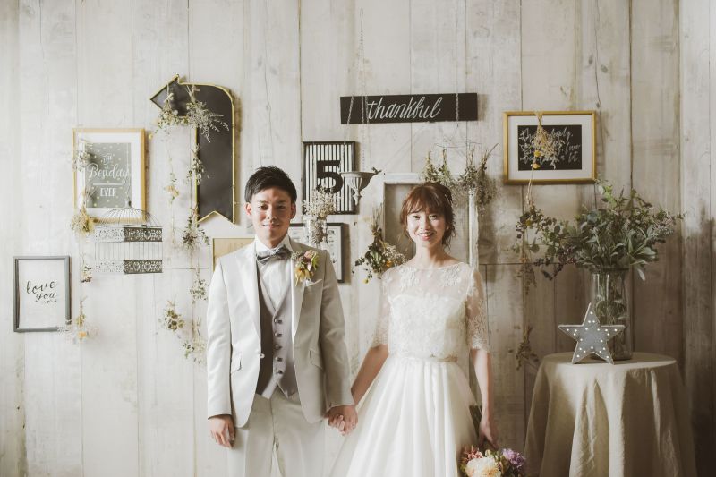 ちょっと照れる?!手つなぎショット♡