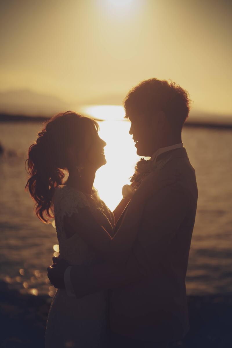 夕陽に光る海をバックに