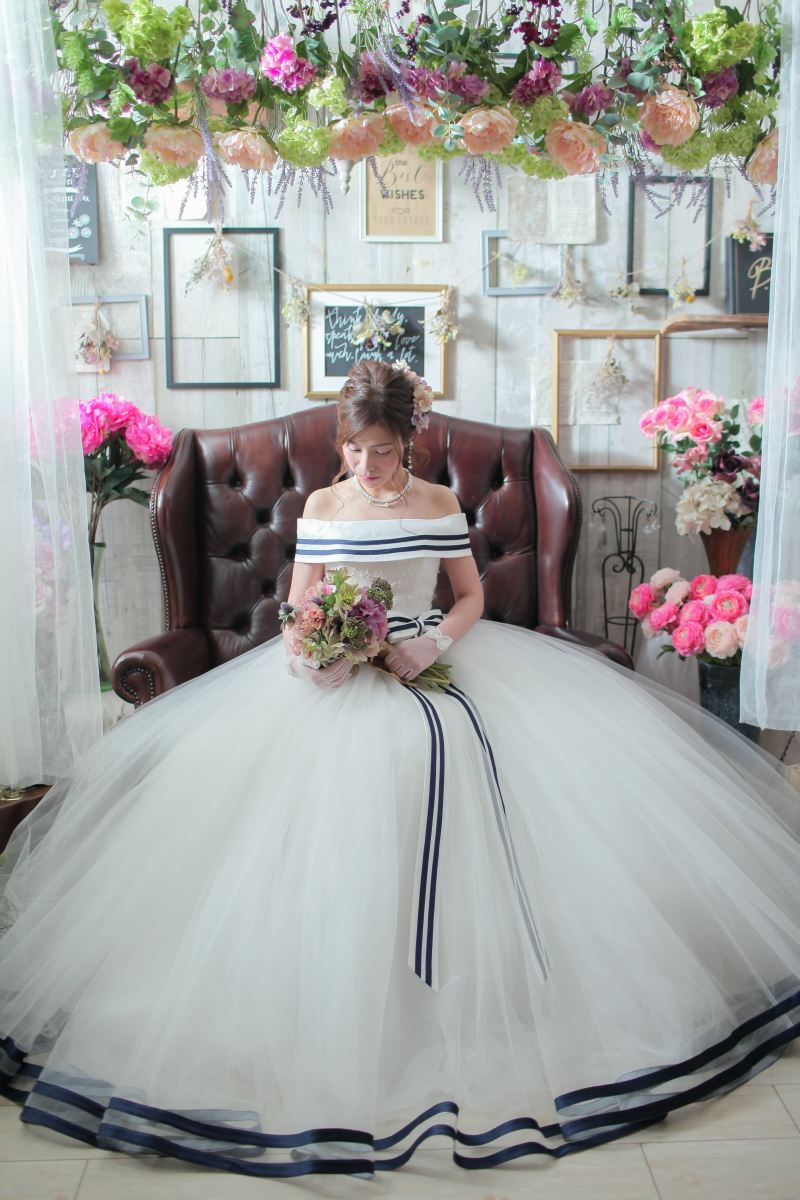 ネイビーのラインが映えるドレス!