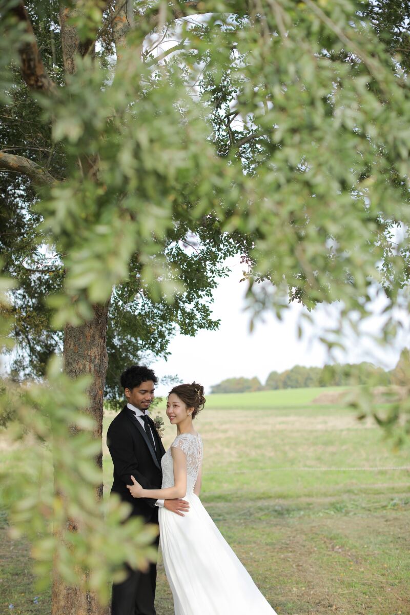 ウェディングドレス&times;ブラックタキシード