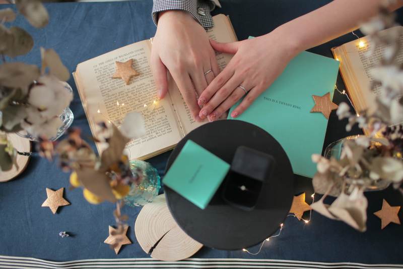 指輪とともに、お手元ショット