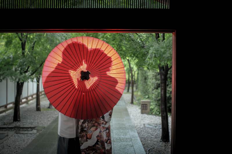 赤い番傘でシルエット姿