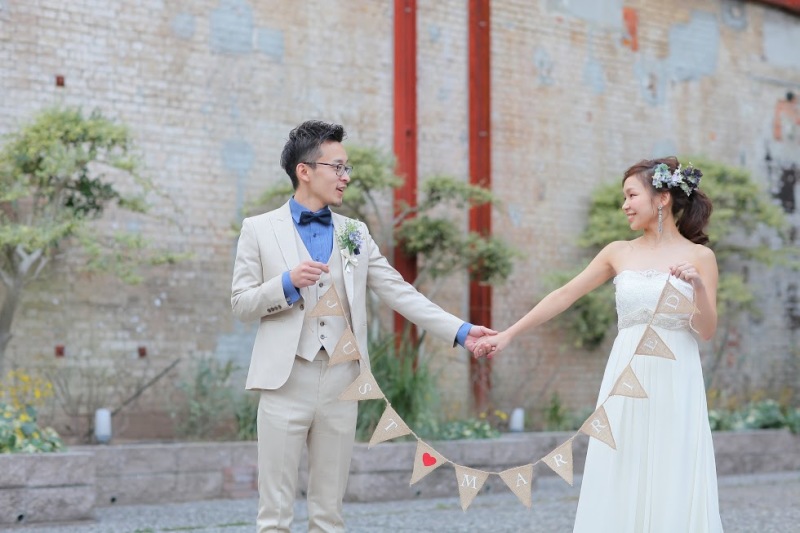 ドレスはレトロ感のあるレンガ造りの建物で