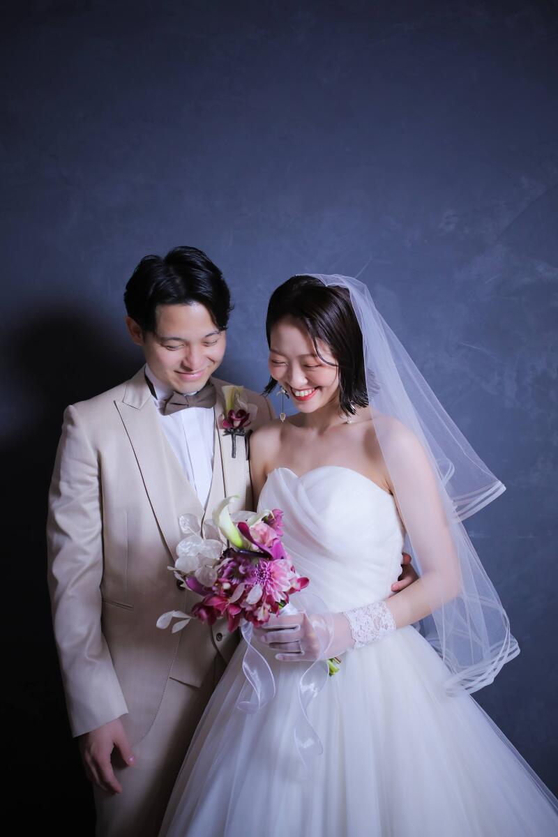 シンプルな背景で二人が際立つ♡