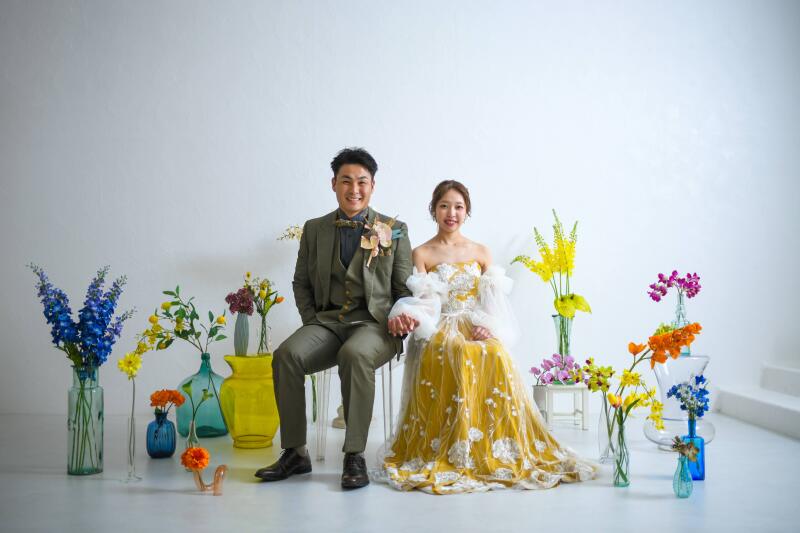 カラードレスもお花いっぱいのスタジオに