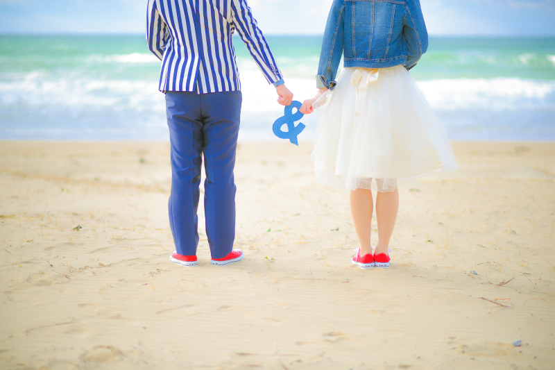 お揃いの赤のスニーカー