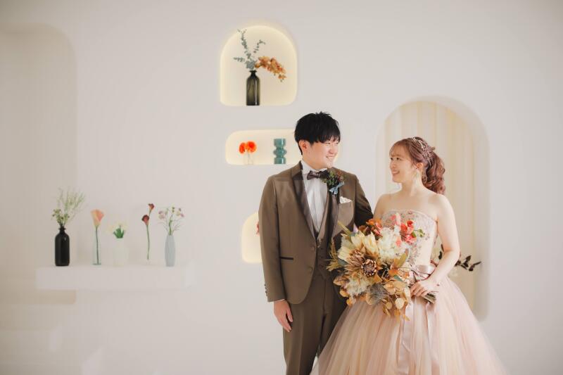 まずはカラードレスでスタジオ撮影