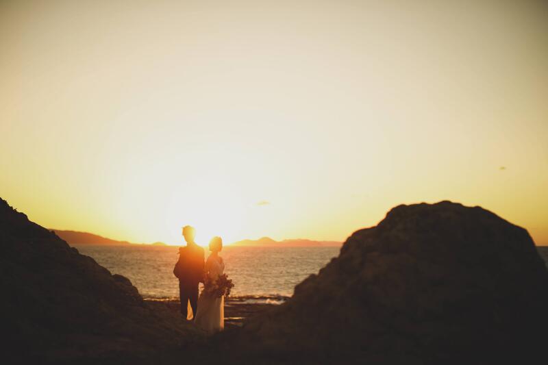 沈んでゆく夕陽をバックに
