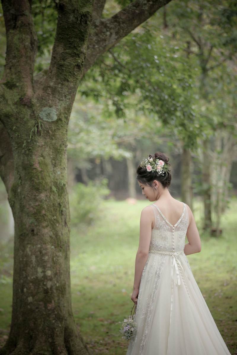 ロケーションに溶け込むナチュラルドレス