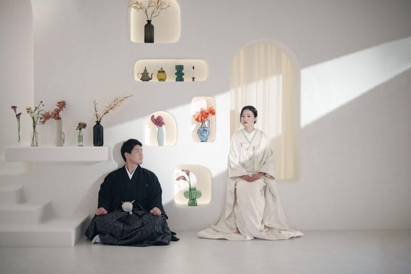 光が差し込む白スタジオ