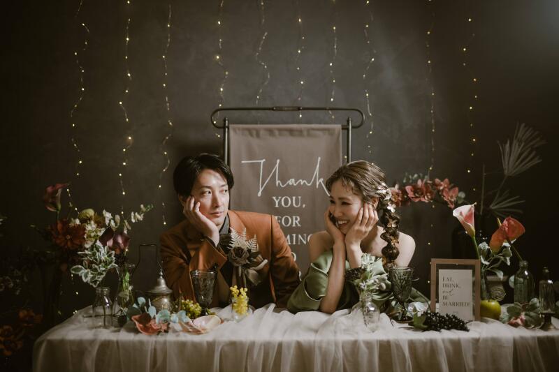 カラードレス×グレー背景