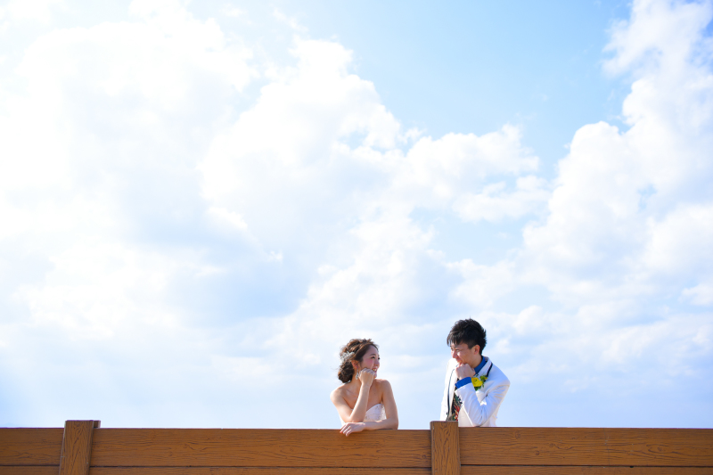 ドレス姿でロケーション撮影は海へ！