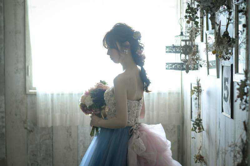 窓から差し込む光がきれいなスタジオ撮影