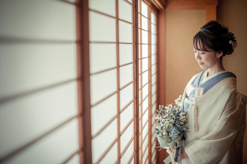 白無垢に紺色をコーディネート