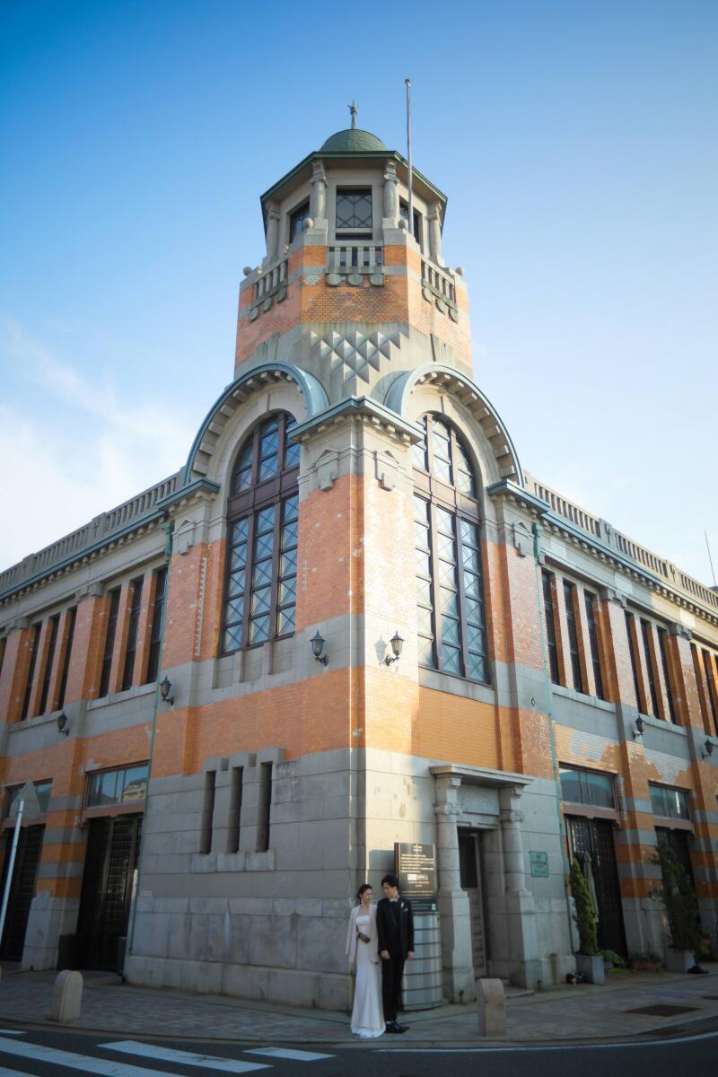 レトロな建物の前で