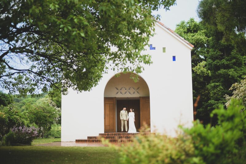 緑に囲まれた教会で