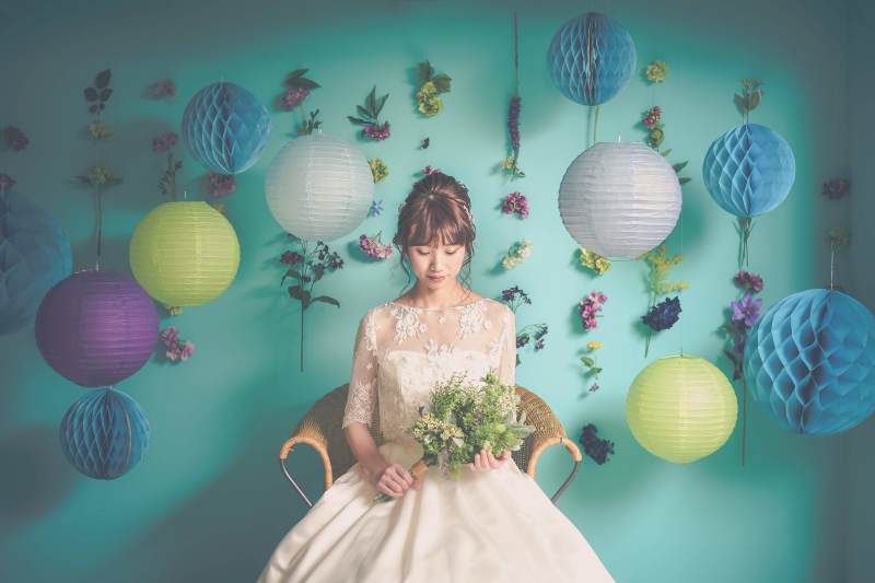 ターコイズブルーの背景で