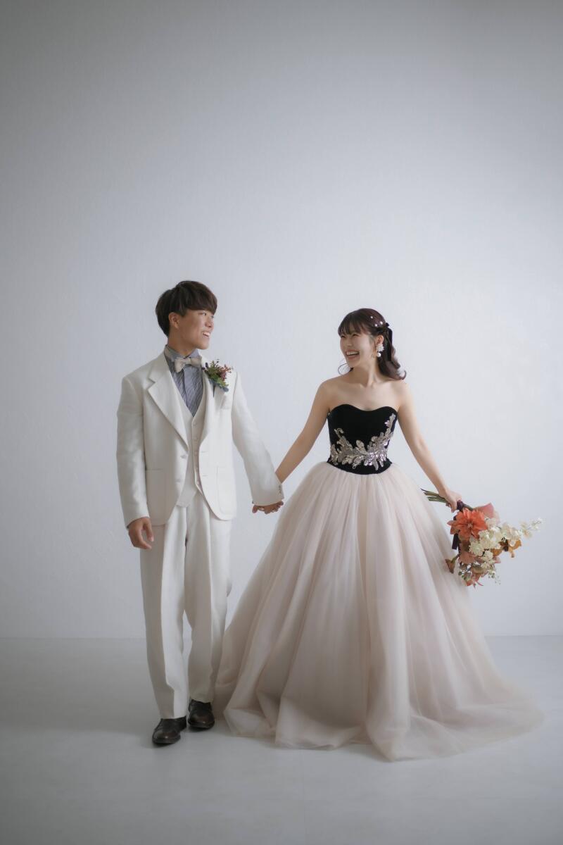 黒&times;ベージュのバイカラーのドレス