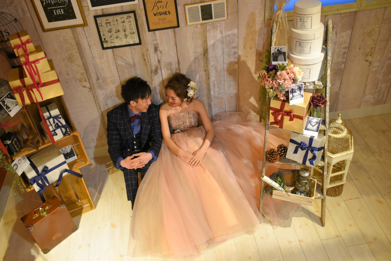 コンセプトの“GIFT”ボックスをたくさん並べて