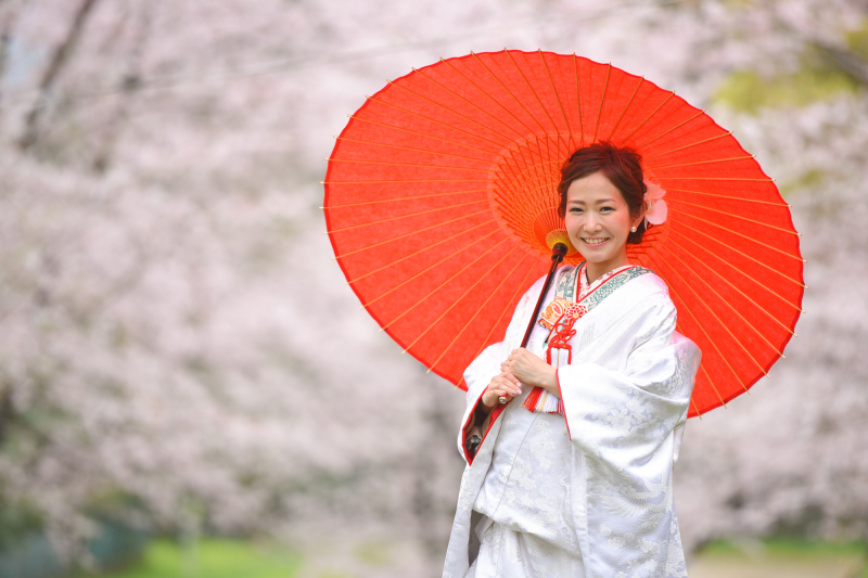 白無垢姿で桜をバックに。
