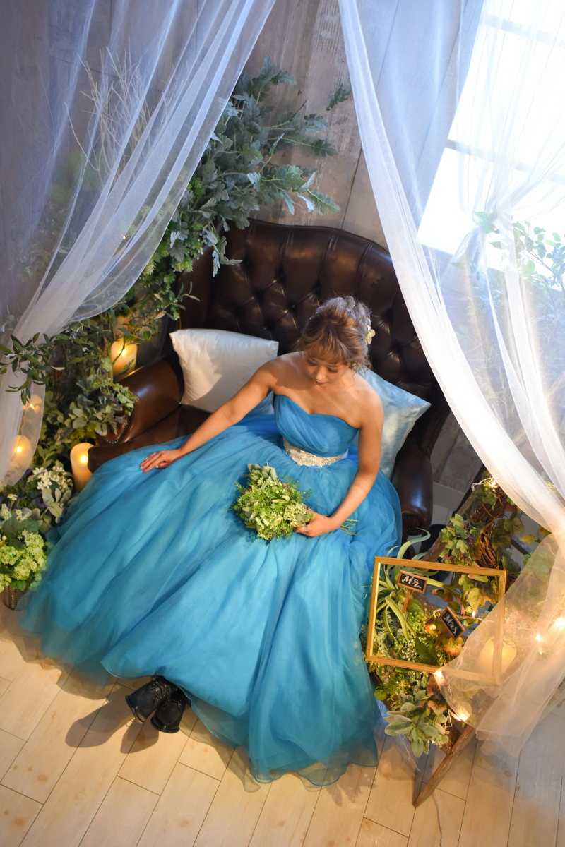 鮮やかなブルーのカラードレス