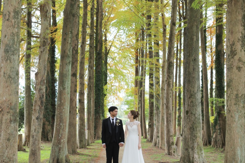 色づき始めた森の中でナチュラルフォトウェディング