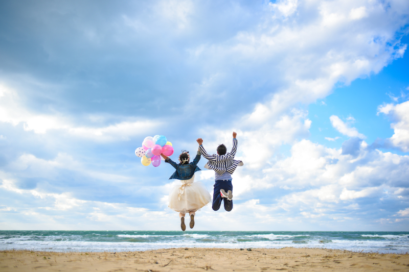 ミニドレスでとびきり自由な海ロケ撮影！