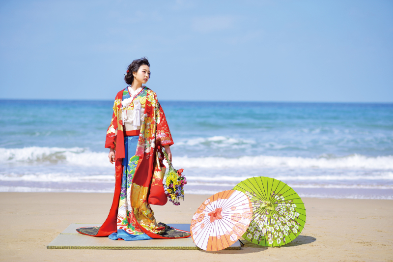 海の青に対照的な赤の色打掛を選びました♡