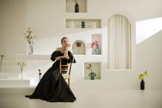 スタジオにて。ポージングもじっくり伝えながら撮影します。