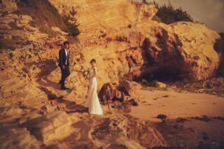 崖と夕日がお二人のクールさを引き立てます。ナイスです。