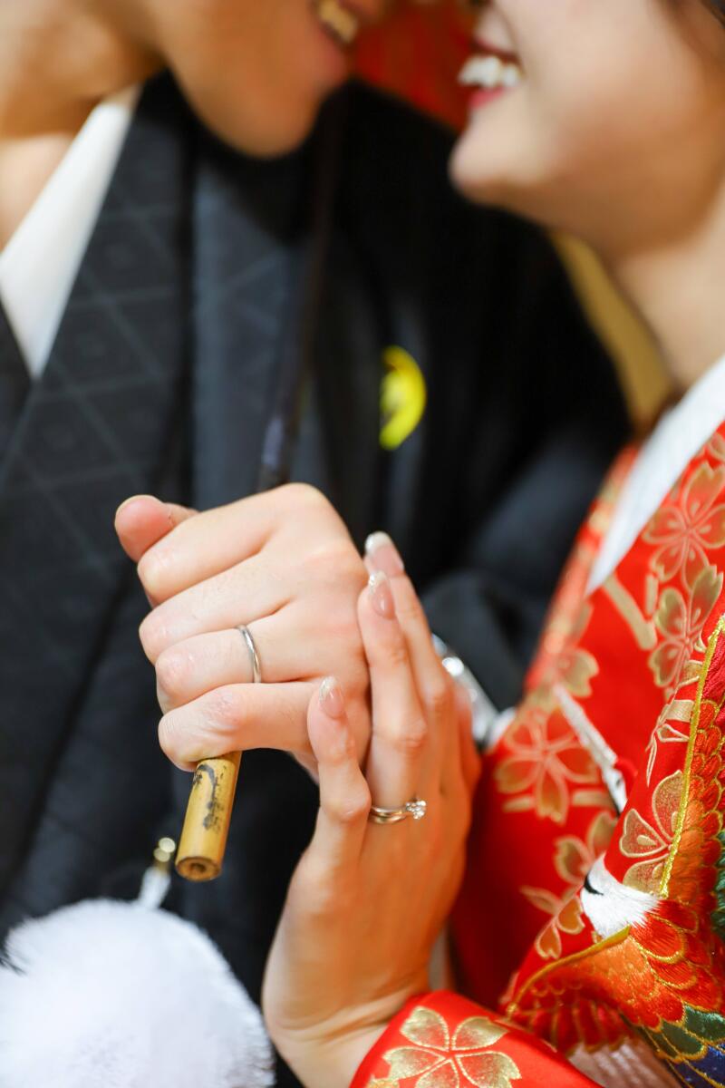 和傘を持つ手に、きらりと光る指輪