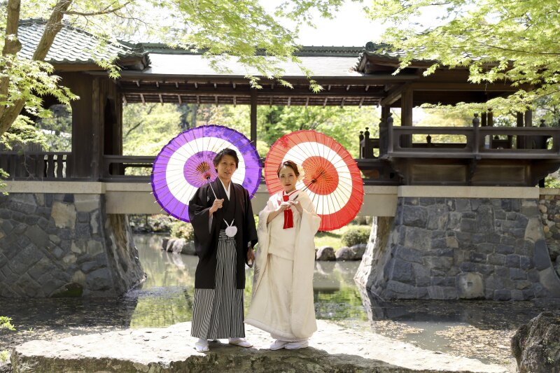 和風な橋をバックに