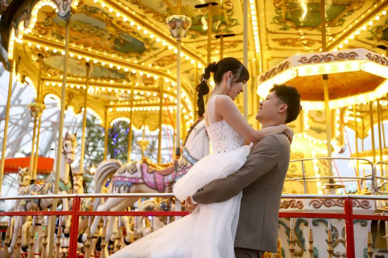 サンセットの時間帯にメリーゴーランドをバックに