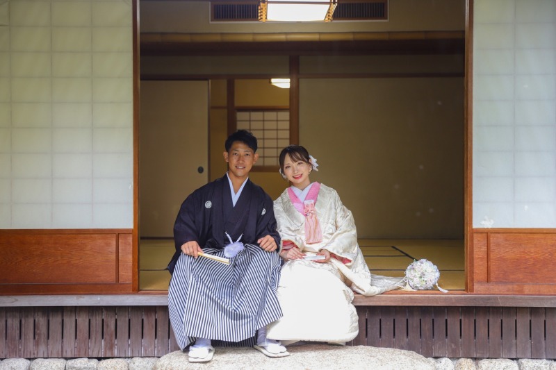 桐陰茶室の縁側で迎える二人の笑顔