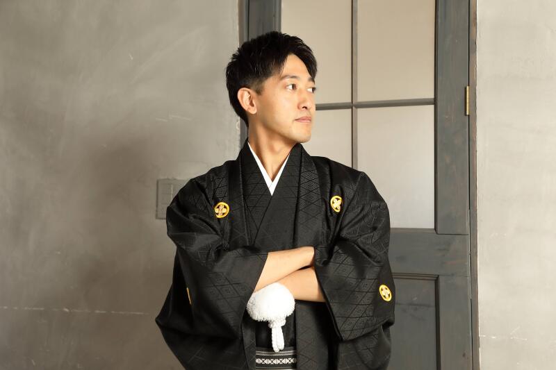 堂々とした紋付袴姿の新郎