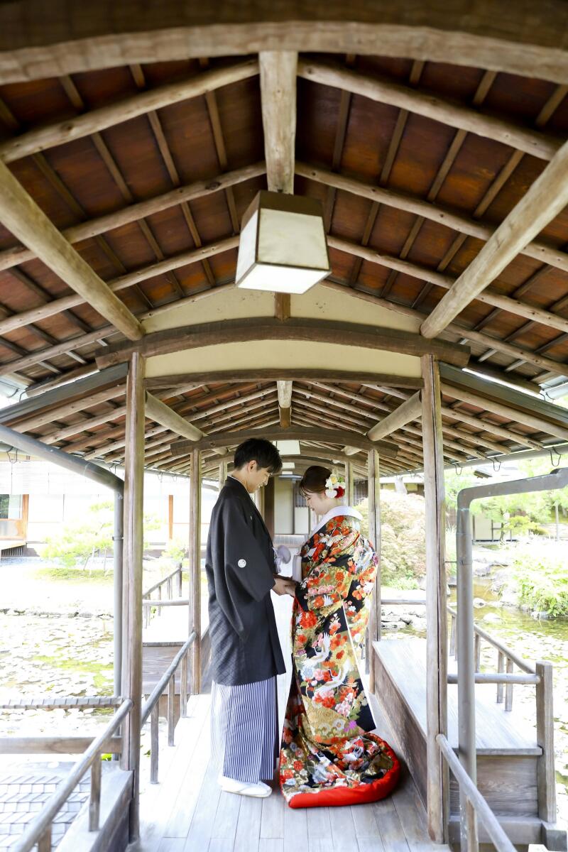 歴史を感じる回廊でお二人の誓い