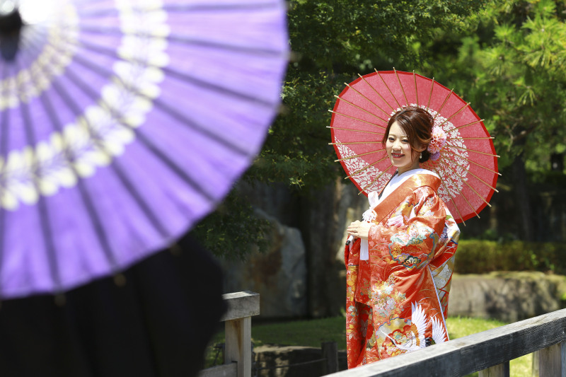 新郎越しの新婦のカット