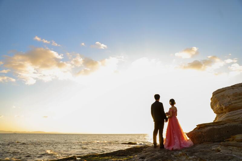 海を眺めるおふたりの後ろ姿